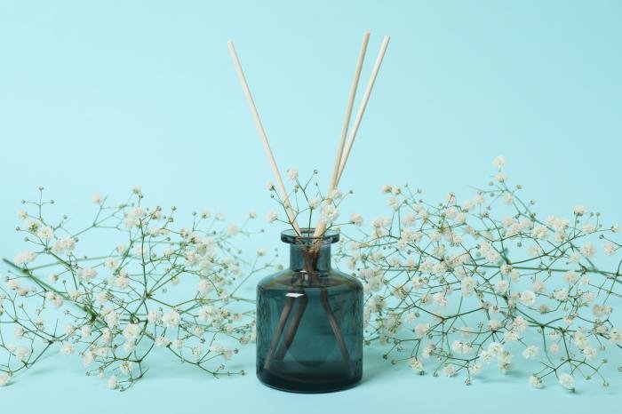 Essential oil blending guide for unique fragrance layering
