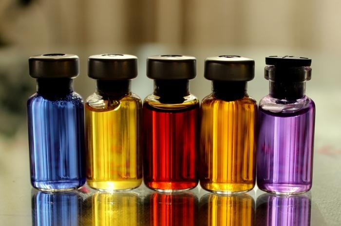 Impact de la psychologie des couleurs sur la conception des flacons de parfum et le comportement des consommateurs