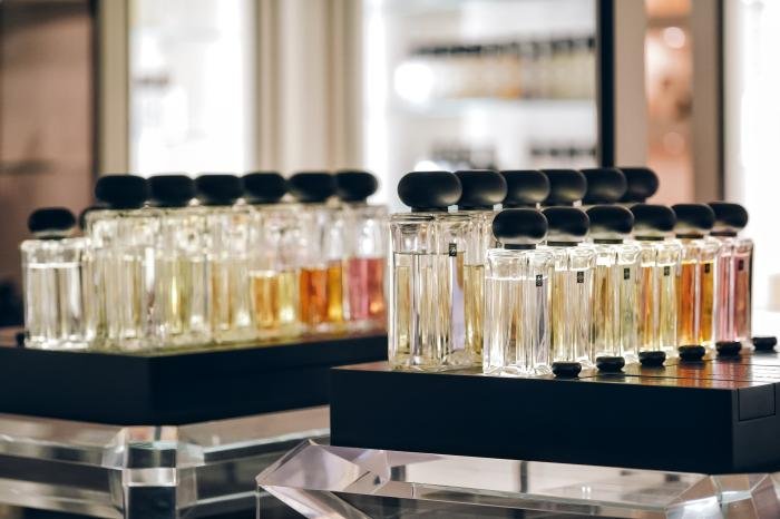 des capacités modernes de fabrication d'huiles de parfum