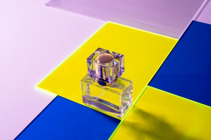 Emballage de parfum haut de gamme mettant en valeur des éléments de design de flacons de luxe
