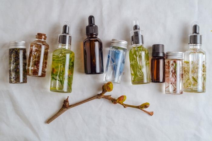 Comparaison côte à côte d'huiles essentielles et d'huiles de parfum montrant les différences entre les huiles naturelles et les huiles synthétiques