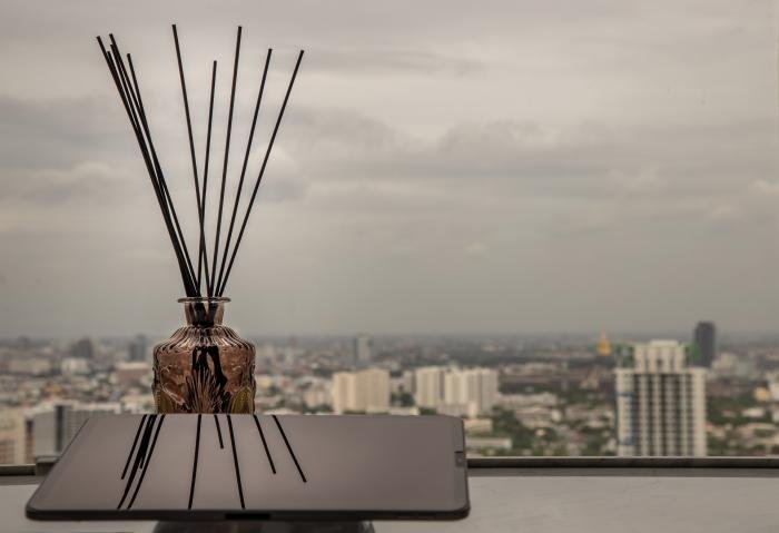 Espaço de trabalho profissional com difusor de luxo que cria um ambiente produtivo