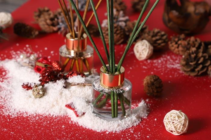 Premium reed diffuser features for extended holiday fragrance