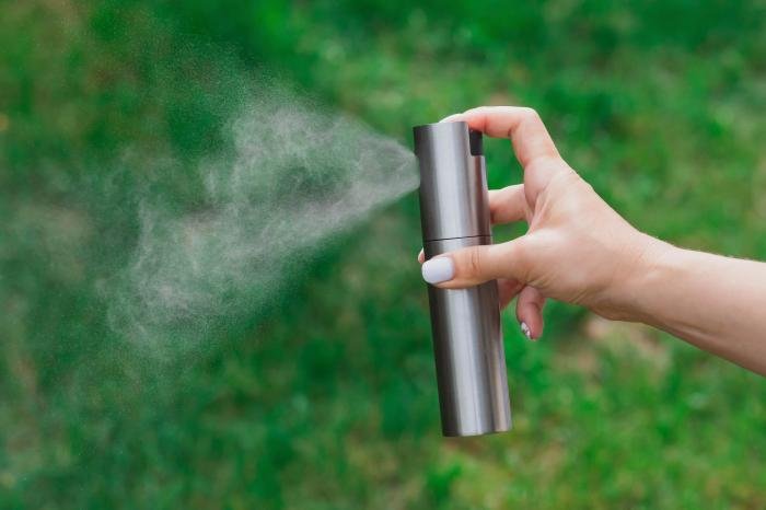 méthode d'application correcte du spray d'ambiance