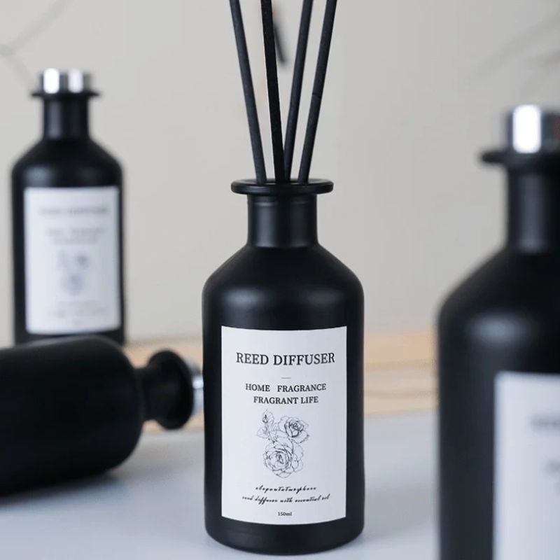 Elegant reed diffuser gift set packaging with minimalist design suitable for luxury gifting