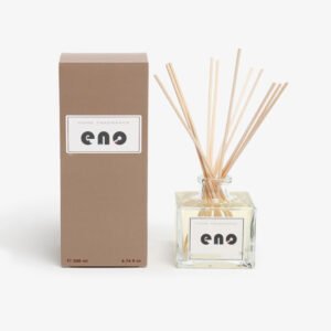 Classic reed diffuser with natural sticks in clear glass bottle, paired with kraft paper packaging box, suitable for home fragrance and private label use