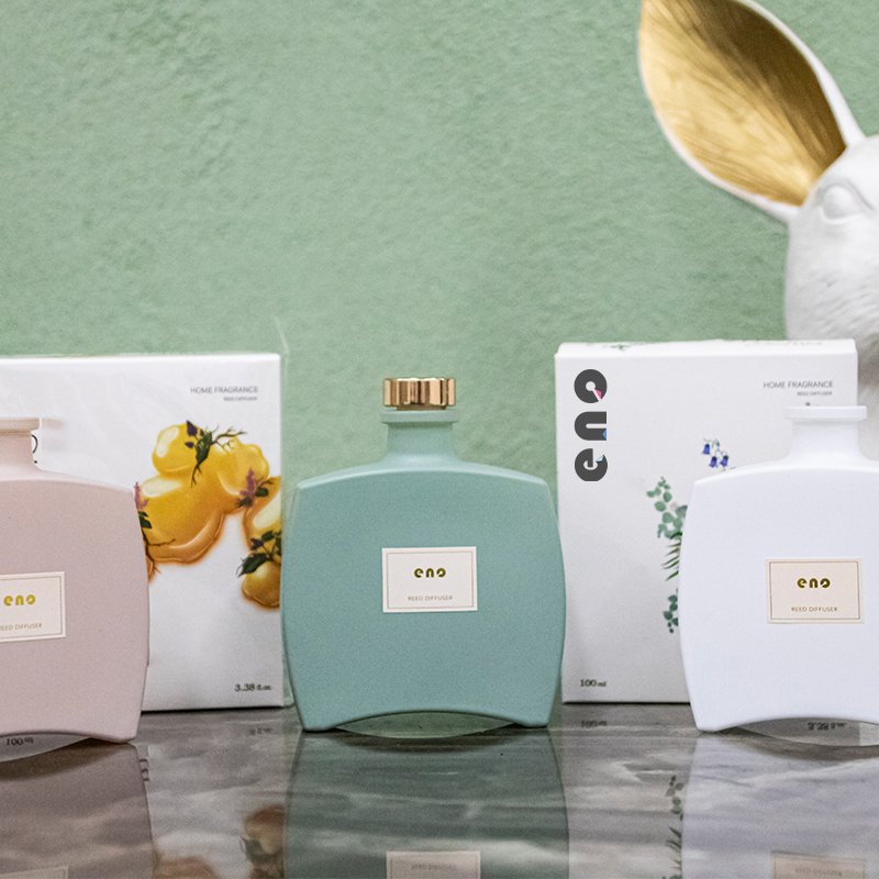 Modern reed diffuser bottles with premium packaging boxes, home fragrance set for retail display and private label branding