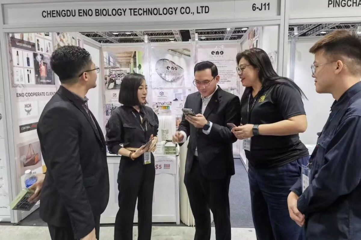 Eno Show with customer